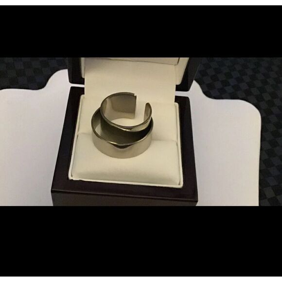 New~SOKO Jewelry Stainless Steel Double Ribbon Design Ring Sz 9 - Picture 2 of 5
